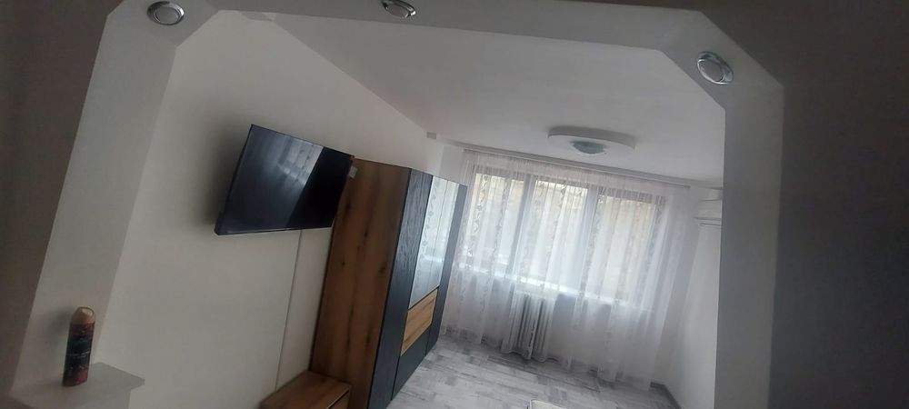 Vand camera de camin in fata liceului de Chimie