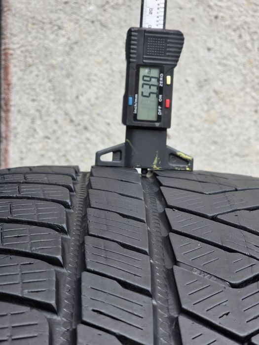 Vând două anvelope de iarna pirelli  305 35 21  dot 2321