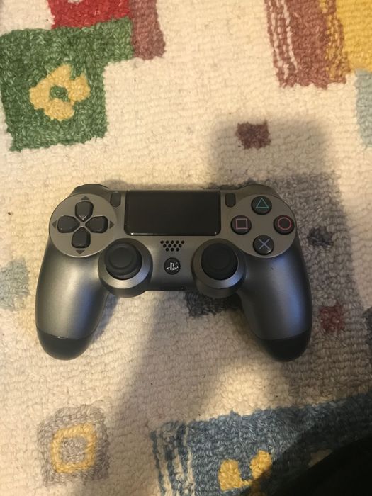 PlayStation 4 спешно се продава с две игри и два контролера