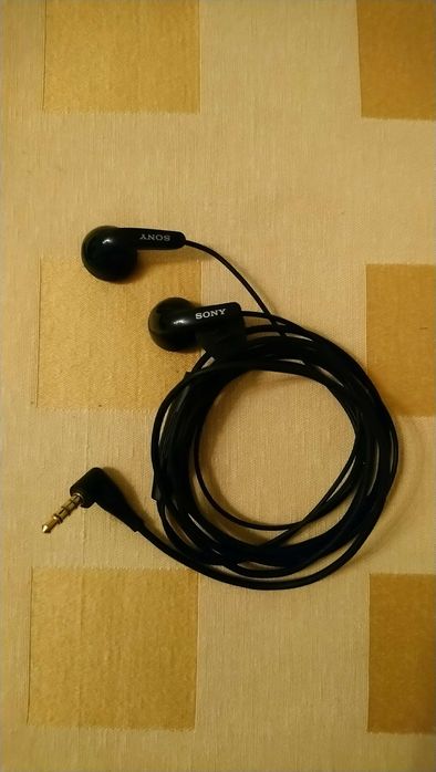 Продавам в комплект;  GSM NOKIA  G 10 , Зарядно у-во NOKIA , USB-2 кабел  и  Стерео слушалки с микрофон SONY.