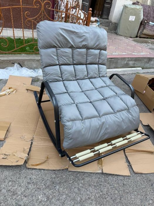 Kreslo Kachalka 
Rangi: oq, seriy, ko’k Va olov rang