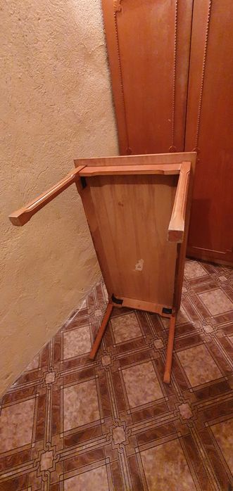 Masă clasică cu cadru și picioare din lemn masiv