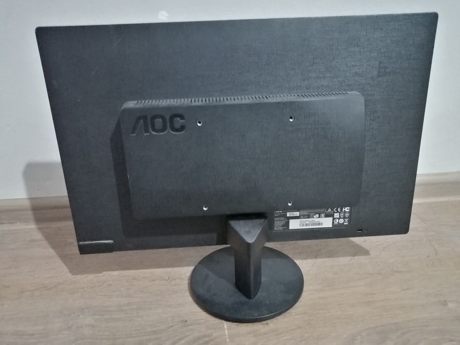 Монитор рабочий, включается, с проводами