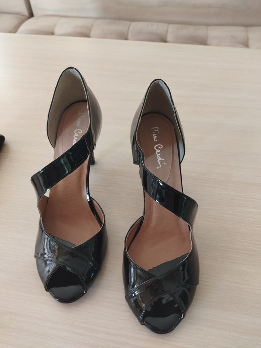 Продавам чисто нови дамски черни  обувки