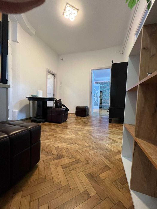 Apartament in vila plus curte de vanzare ultra central!