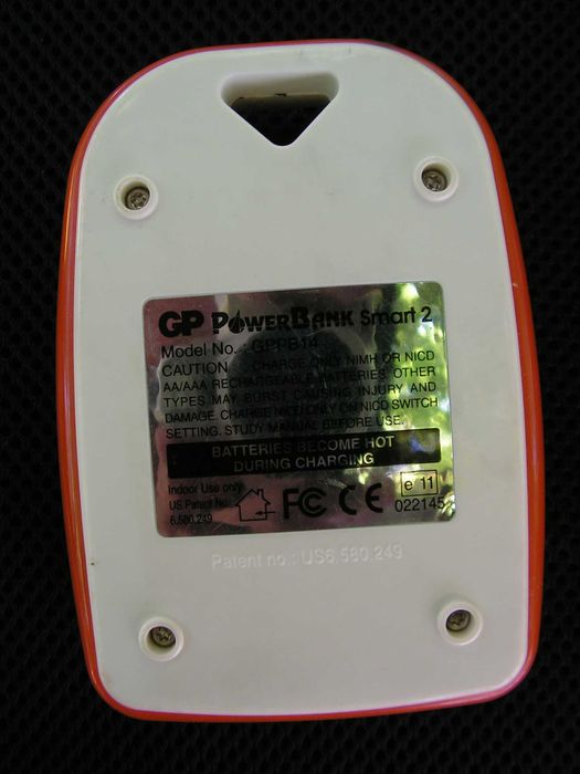 Зарядно устройство и 4 акумулаторни батерии АА  (R 6)