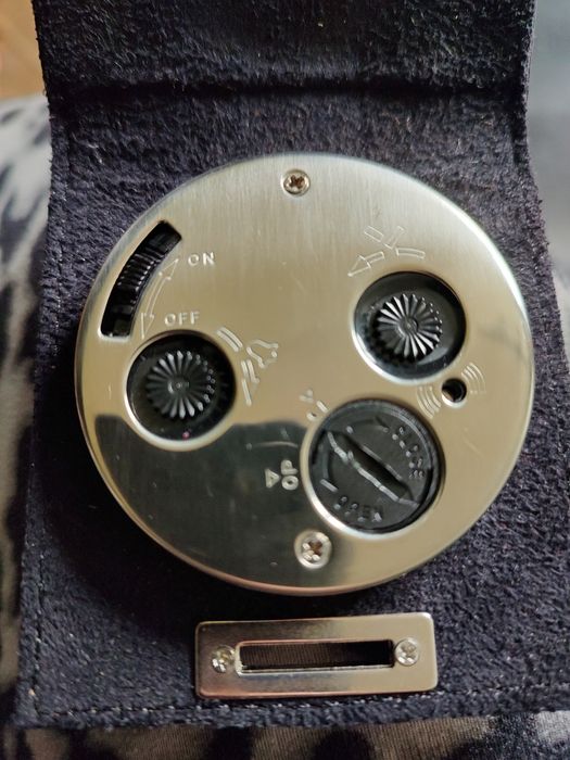 Balenciaga преносим будилник с кожен калъф