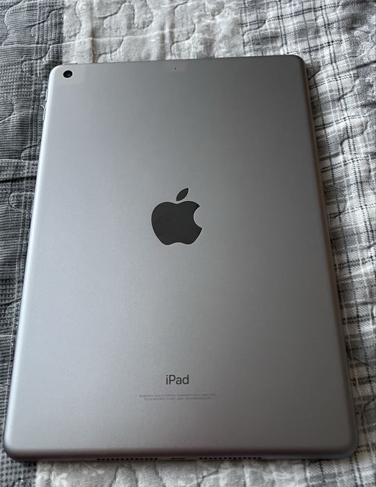 iPad (9.7-inch, generația a 5-a) 32 GB. Wi Fi cu husa, incarcator