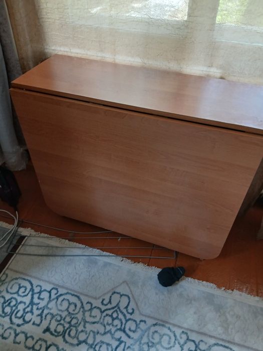 Гостиный стол хорошо состояный