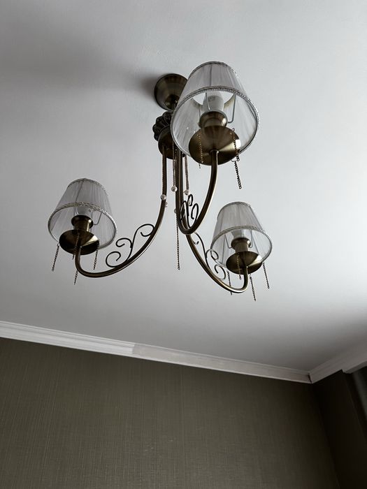 Продам люстру на 3 лампочки