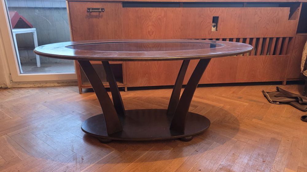 Холна маса със стъклен плот