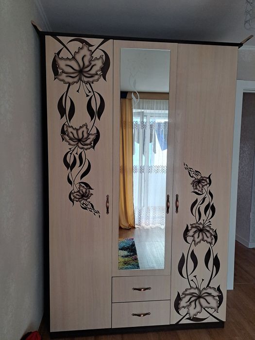 Продам шкаф в хорошем состоянии,  полки и дверцы целые без изъянов