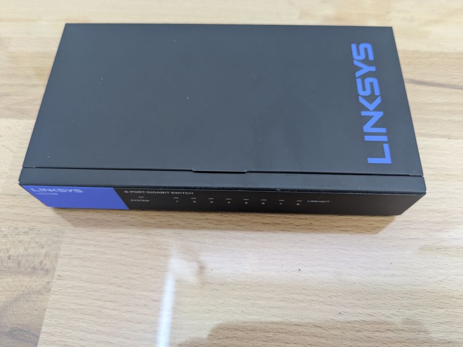 Switch Linksys LGS108P-EU, 8-Port Gigabit folosit foarte puțin!
