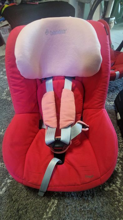 Комплект столчета за кола Maxi-Cosi FamilyFix база + CabrioFix + Pearl – употребявани, в добро състояние