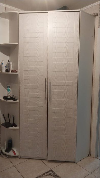 Белый шкаф для прихожей угловой