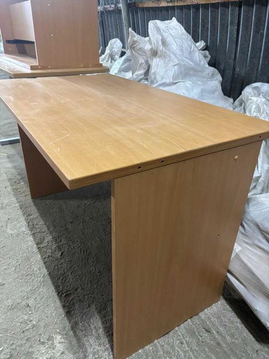 Бюро (с отвор за кабели или без)