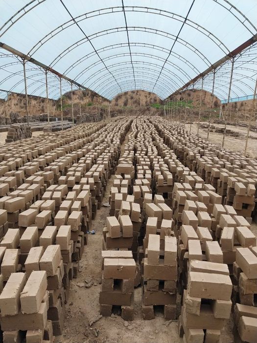 Xom va pishgan gisht