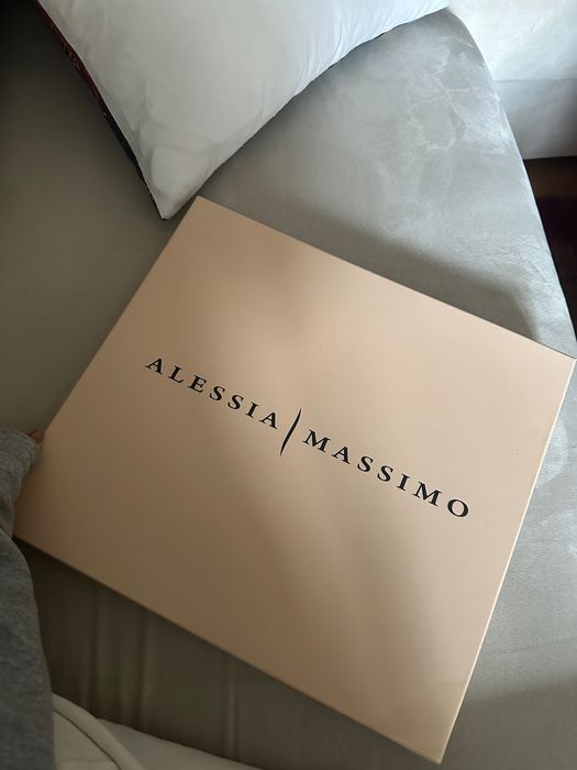 Бял шал чисто нов