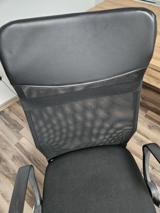 Scaun rotativ negru birou cu picioare crom in stare f buna