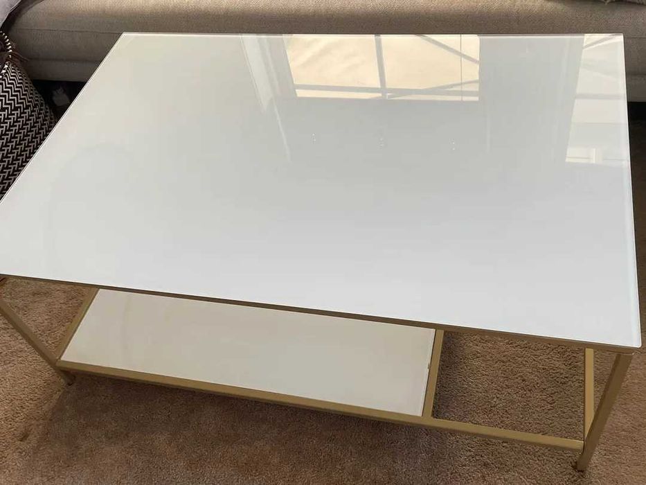 Masuta de cafea din sticla si cadru auriu - Cluj Napoca