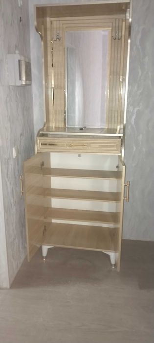 Oyoq kiyim qoʻyish uchun   yangi uyga kichkina kelgani uchun sotiladi