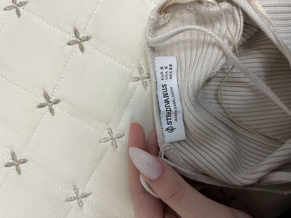 Бежова блуза с гол гръб