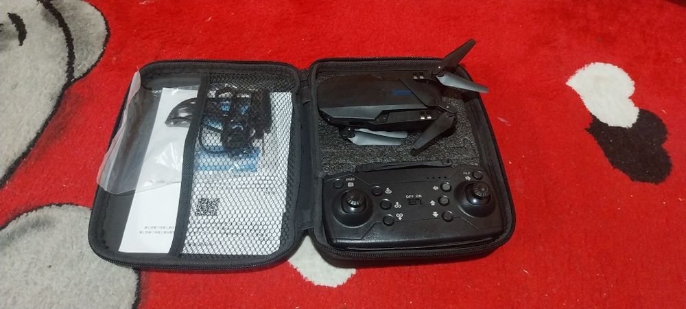 Vând dronă noua w8 360