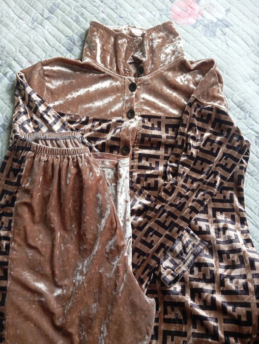 Koʻylaklar sotiladi kiyilgan