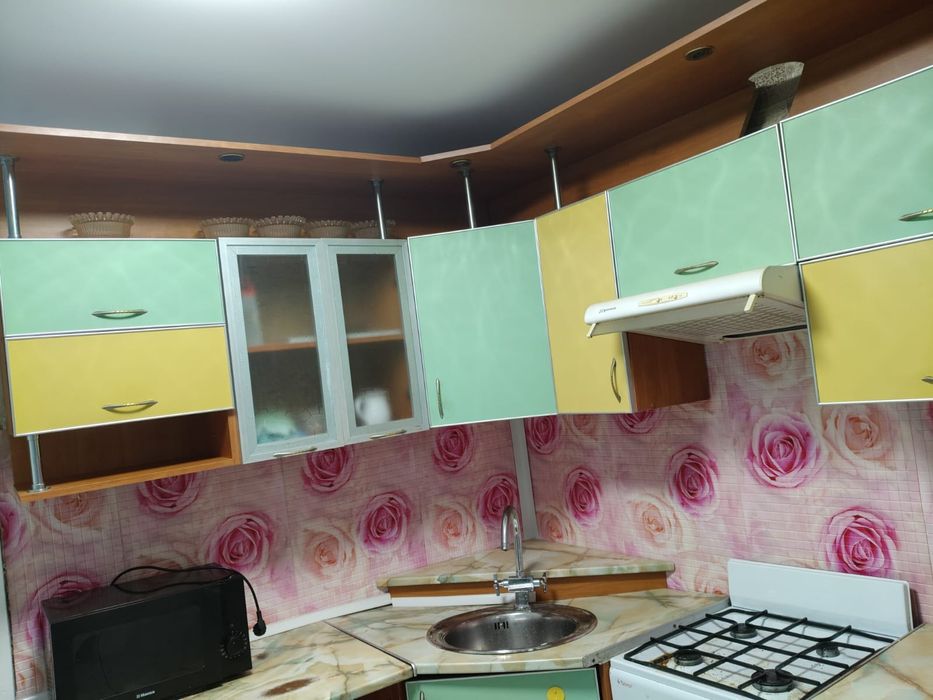 Быр бөлмелі пәтер сатылады.