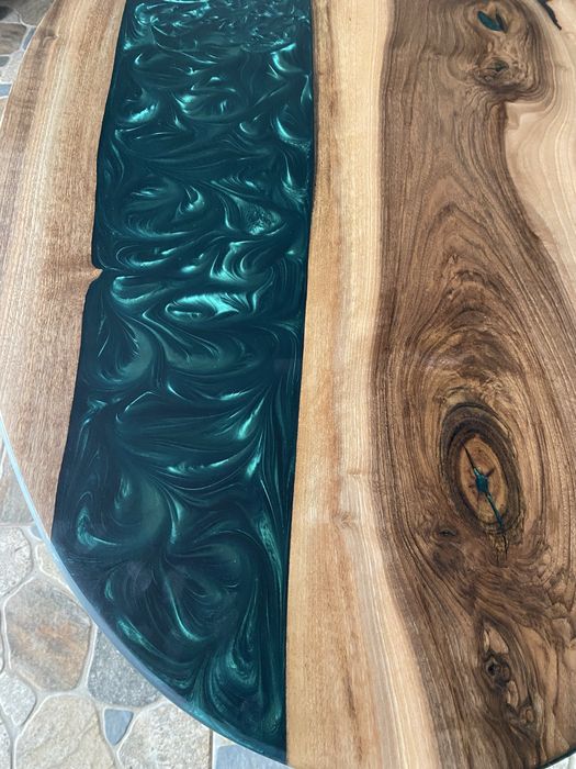 Masă de cafea ovală – Rășină epoxidică + lemn de nuc, picioare spider