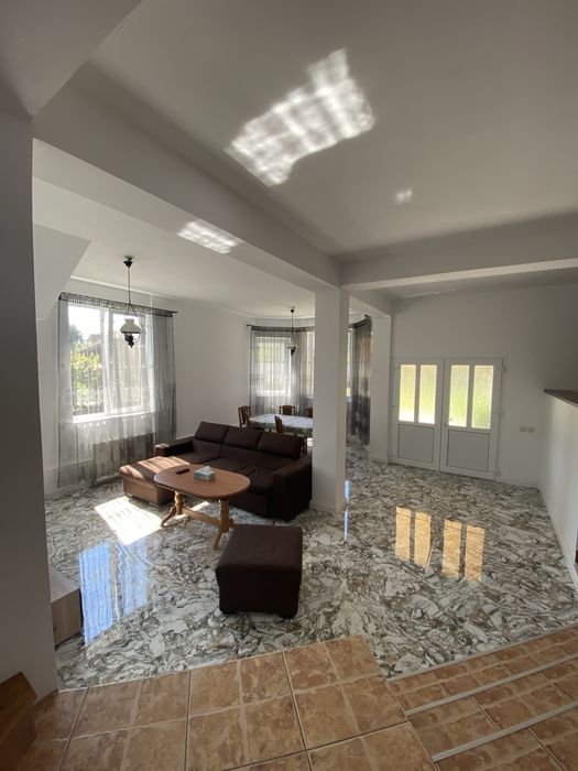 Vilă spațioasă, renovată în 2024, cu 1.400 m² teren – Hațeg