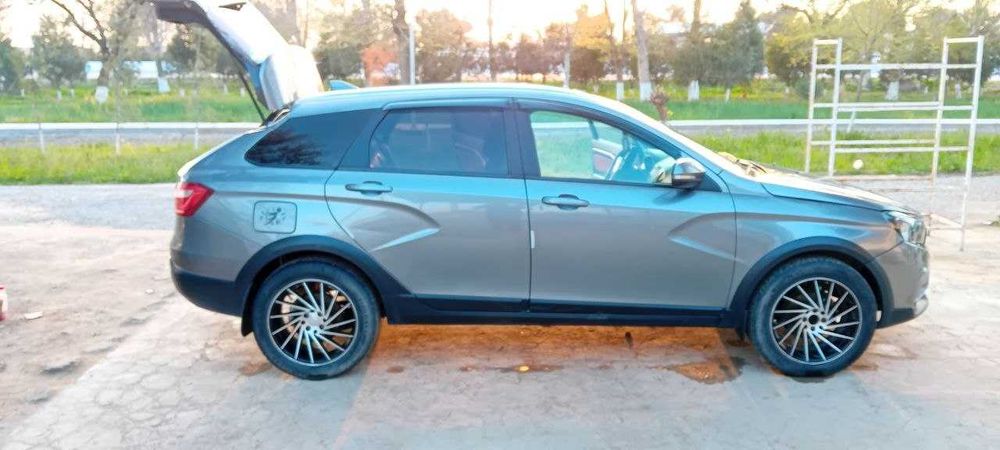 Lada vesta sw cross sotiladi