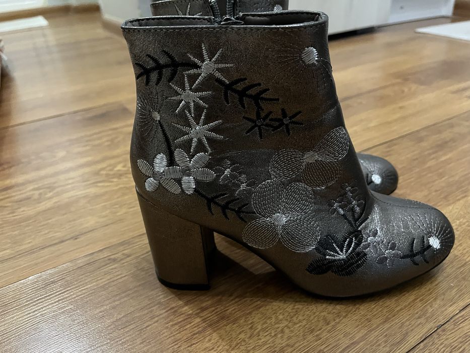 Дамски сиви боти