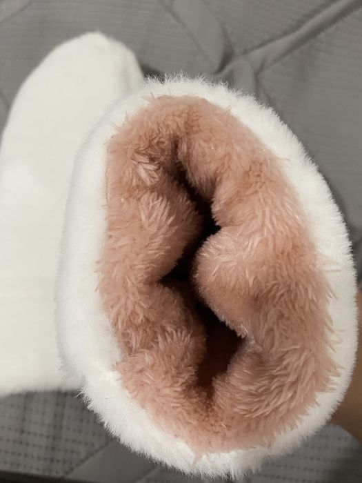 Теплые варежки белые