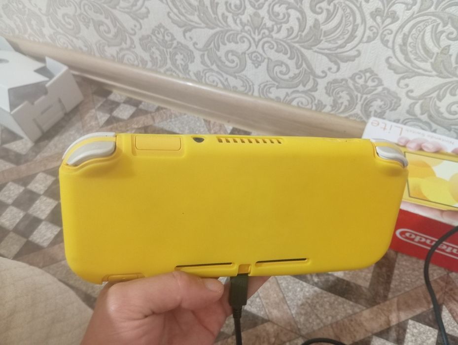 Nintendo switch lite в отличном состоянии,прошитая