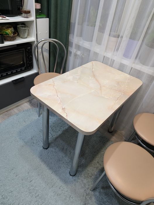 Кухонный стол со стульями