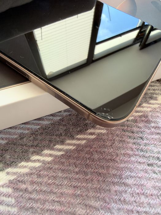 iPhone 16 Pro 256 GB Desert Titanium като нов + оригинални калъфи подарък