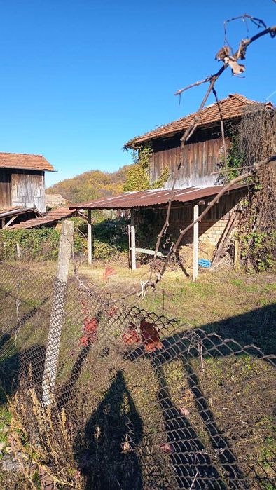 Продавам двуетажна къща в с. Лесидрен – от собственик