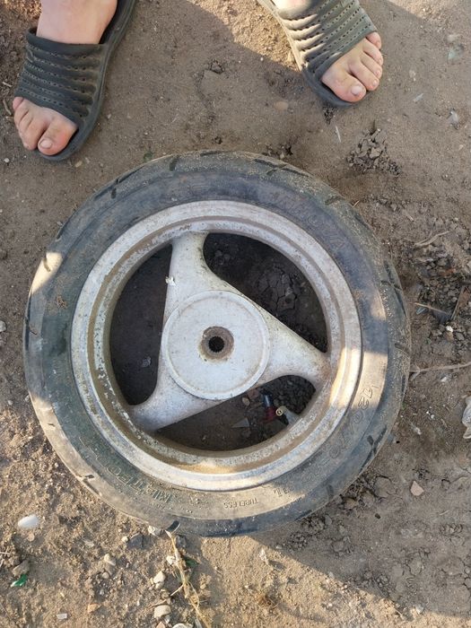 Vând trei roti de scuter