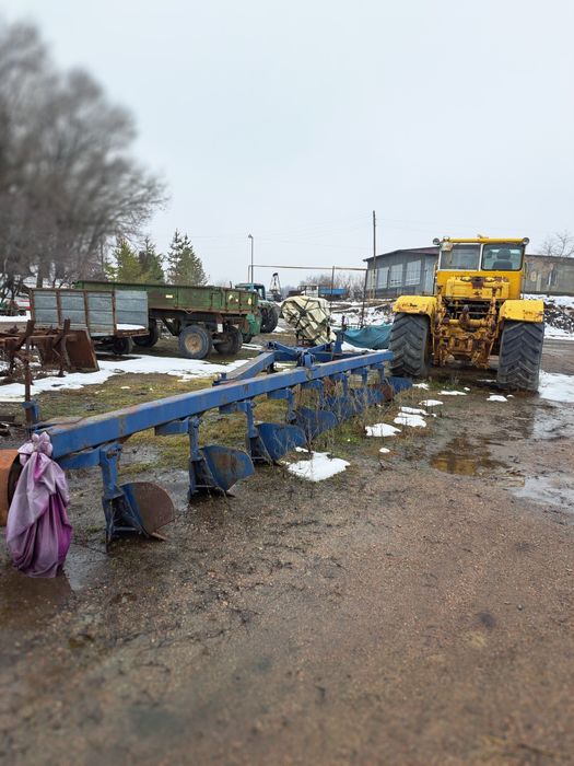 Продам К-700 трактор с плугом