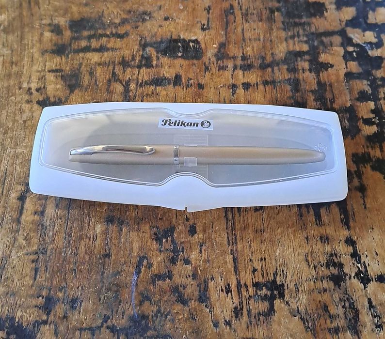 писалка Пеликан Pelikan бежова и сребрист метал в кутия