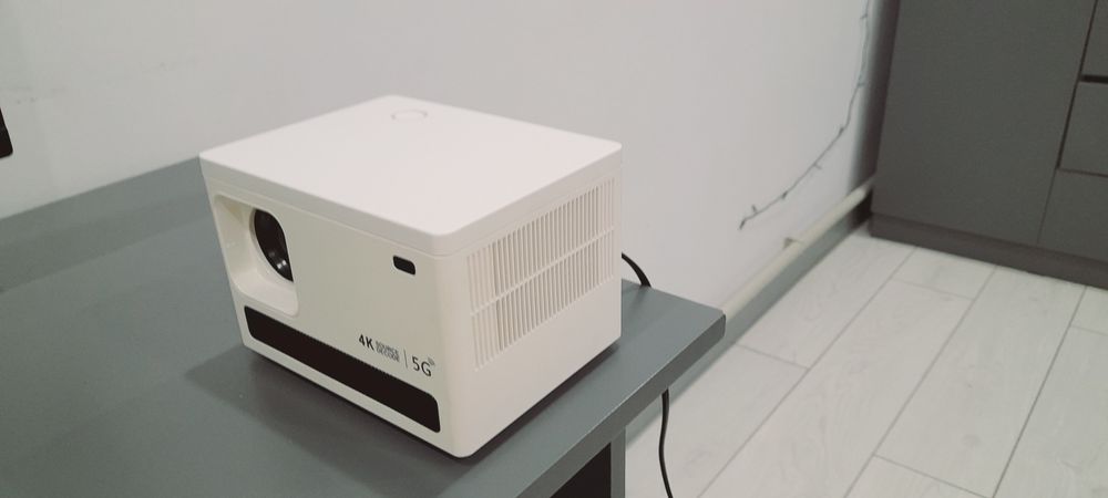 Продаю компактный проектор 4K 5G