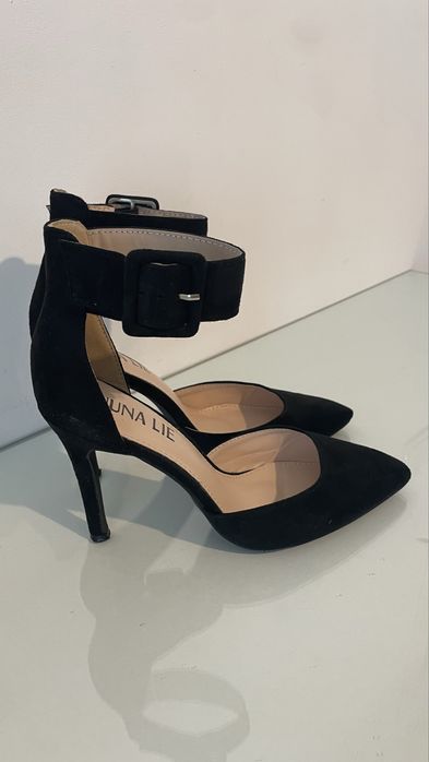 Черни обувки на ток с каишка