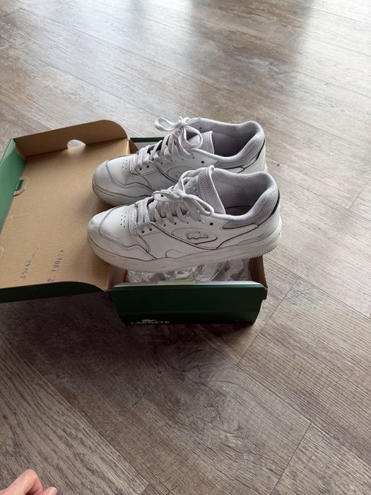 белые кожаные кроссовки Lacoste