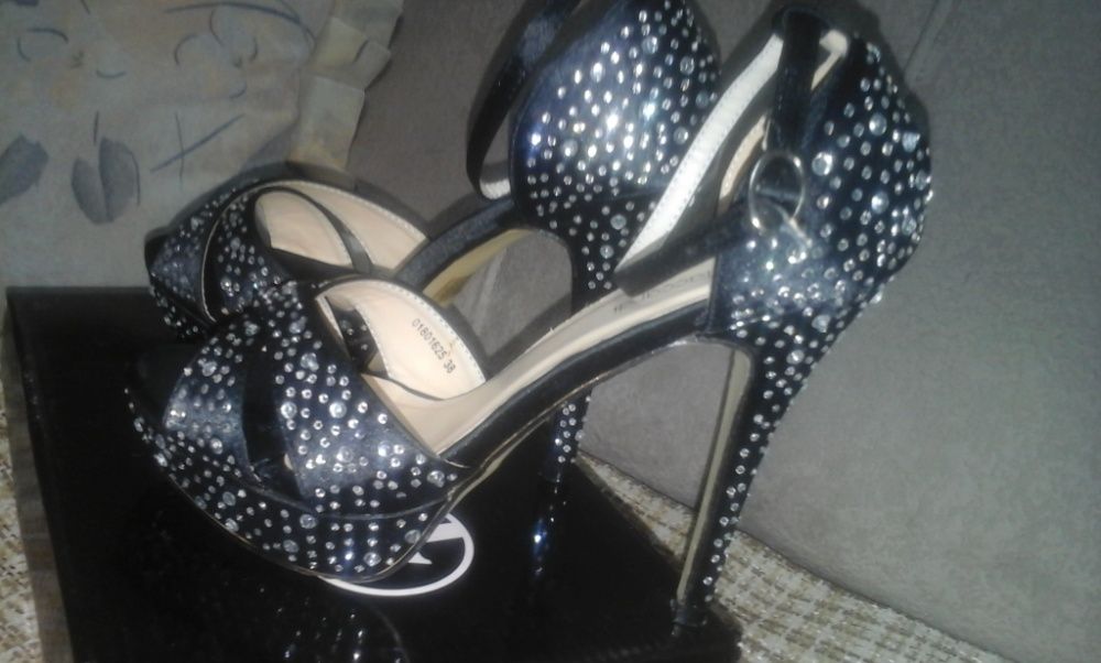 Красивые босоножки для праздника.