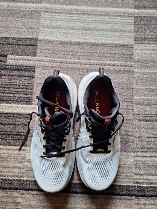 Adidasi Adidas si Saucony.