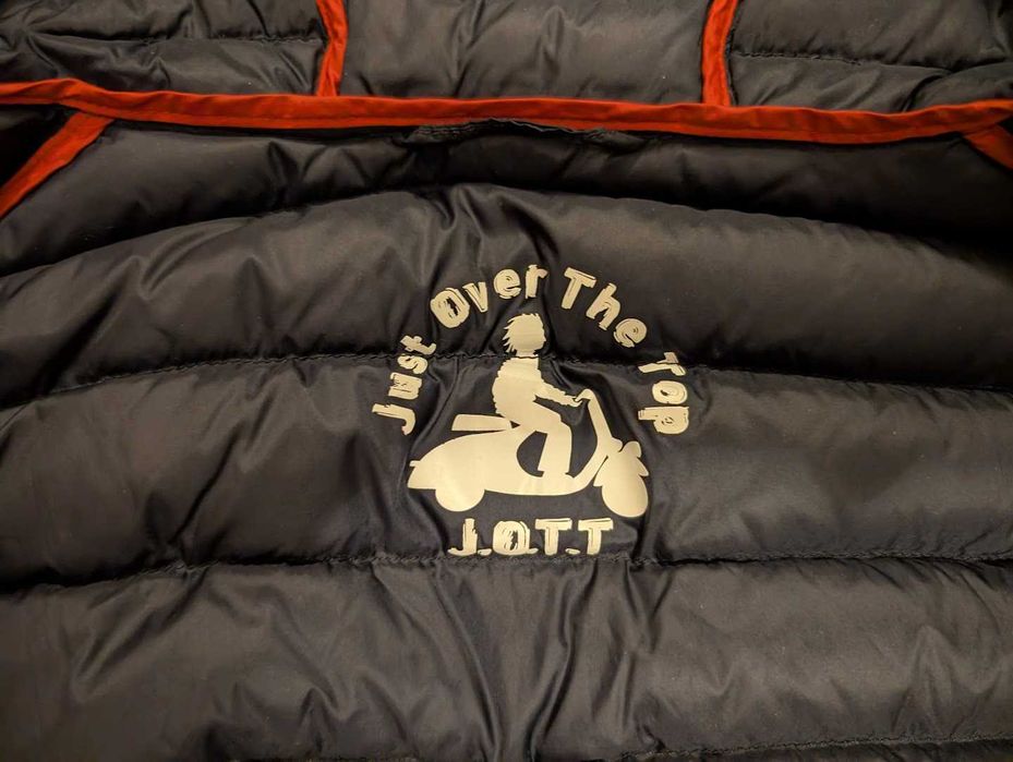 Ултралек Дамски пухен елек с качулка JOTT