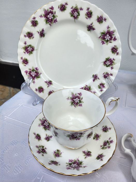 Royal Albert Sweet Violets (сладки теменужки)
