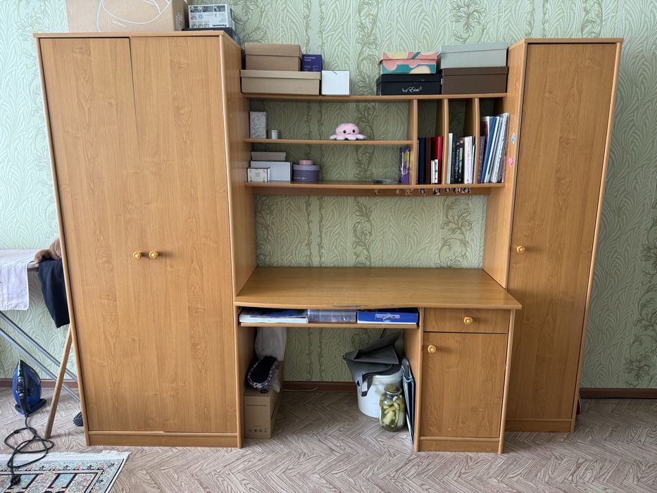 Шкаф и рабочий стол
