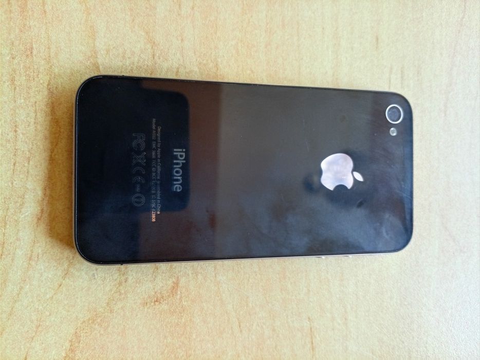 iPhone 4 A1332 16GB много запазен със стъклен протектор